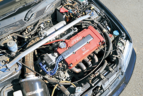 エンジンはB18C型の1.8ℓVTECにスワップされた試乗車だが、排気系はノーマルのまま。劇的な演出感は少なめ