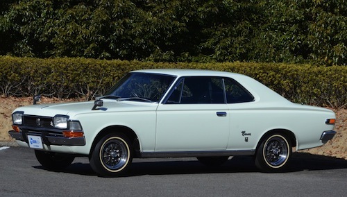 1967年のフルモデルチェンジで3代目となるとモダンなエクステリアとなる。1968年には2ドアハードトップが加わった。「白いクラウン」のキャッチコピーでパーソナルカーをアピール