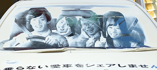こちらは渋谷で展示されたもの。乗車中の4人のリアルさに驚き