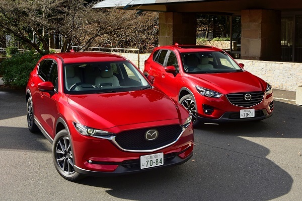 現行型（左）と先代（右）のCX-5。デザインは進化ではなく“深化”を図った印象だが、中身