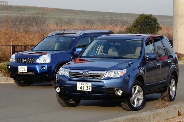 3代目（左）と2代目改良後モデルのフォレスター（右）。2代目は2002-2007年に販売、3代目は2007-2012年に販売。先に誕生したライバルのRAV4、CR-Vがともに2016年で日本販売を中止したのと対照的に、フォレスターは途絶えることなく日本での販売を継続
