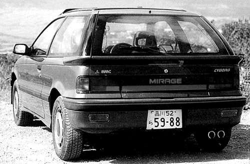 3代目ミラージュは兄貴分のギャラン同様、メカメカしいデザインが特徴だった。売りのひとつがデュアルモードサスペンション。インパネのスイッチで「スポーツ」と「ツーリング」の2モードを切り替え､気持ちのいい走りをみせた