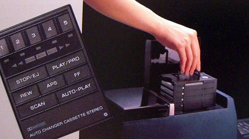 Ｒ31スカイラインのカセット5連装オートチェンジャー。1985年登場のR31型スカイラインに採用されたカセットテープ5連装自動チェンジャー。まさにカセットテープ全盛時代ならではの画期的かつチカラワザ的装備でありました。CD時代には10連装オートチェンジャーなんてものに発展していったのだ