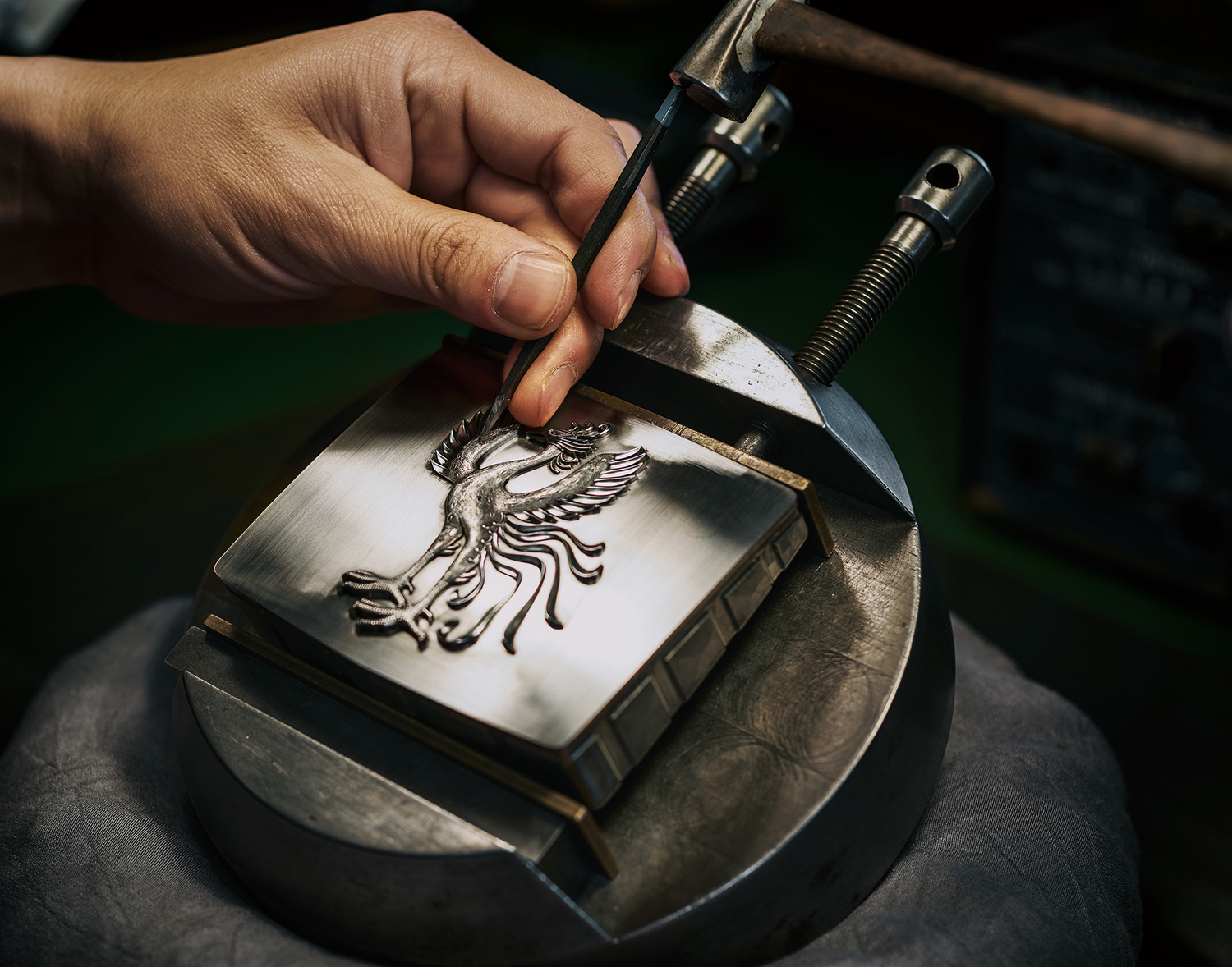 エンブレムに埋め込まれる「鳳凰」は、工匠が金型を約1カ月半かけて手で彫り込む。あの効率を愛するトヨタの生産システムにはおよの馴染みのない体制がとられている