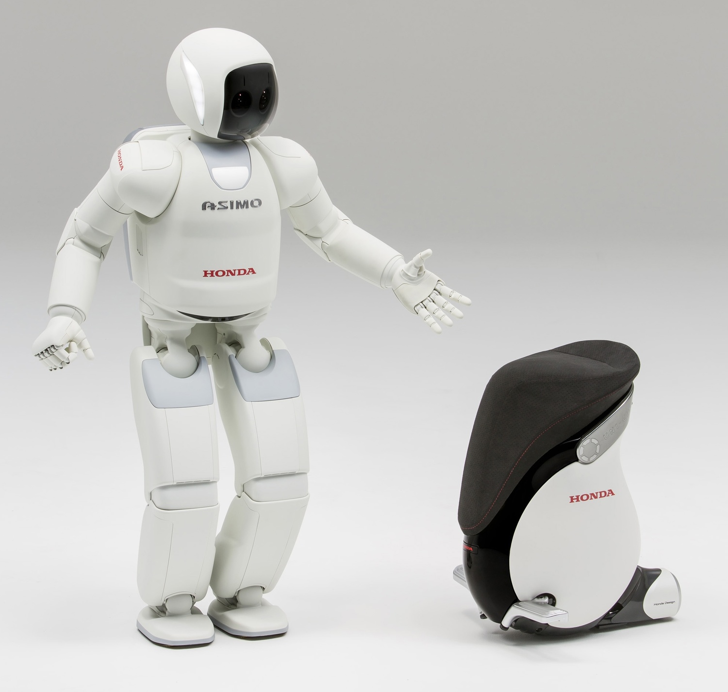 ホンダの開発したパーソナルモビリティ「UNI-CAB」にも、ASIMOで培ったバランス制御技術や遠隔操作技術などが活かされている