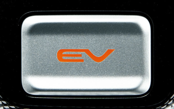 センターコンソールに配置された「EV」ボタン。積極的にEV走行を選択することが可能になった