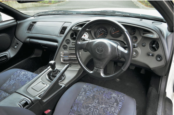 80スープラのインパネ。シフトレバー奥にあるエアコン類のスイッチやメーター、オーディオなどは運転席側に角度が付いている。ドライバーが操作に集中しやすい設計思想が見てとれる
 
