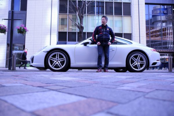 ポルシェ使いの中谷明彦氏は新911の乗りやすさを高く評価した。なお、標準で装着されるタイヤのサイズはフロント＝235／40ZR19、リア＝295／35ZR19
 
