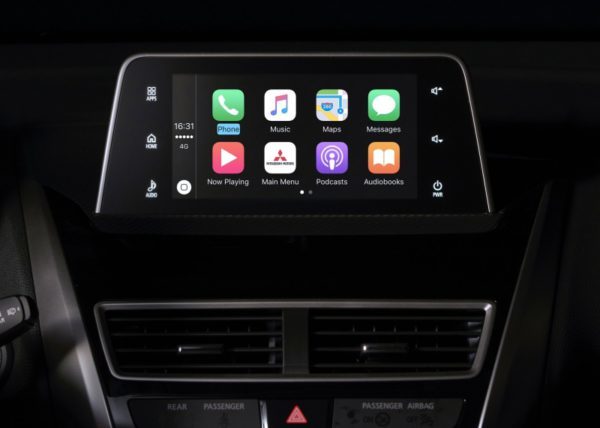 ディスプレイは、スマートフォンとの連携に対応。「Apple CarPlay」や「Android Auto」などにも対応し、音声認識を使ってアプリを楽しむことも可能だ