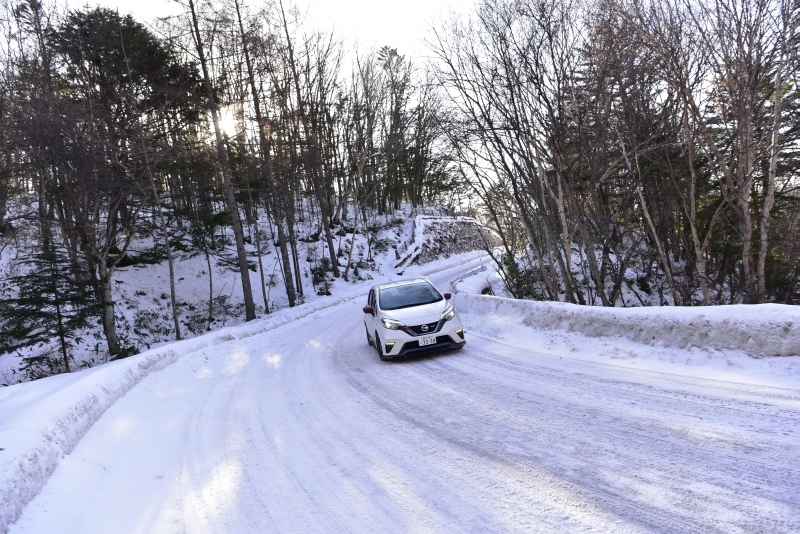e-POWERのワンペダルドライビングは雪道にぴったり。ブレーキを踏まないで速度コントロールできるのが安心感につながる