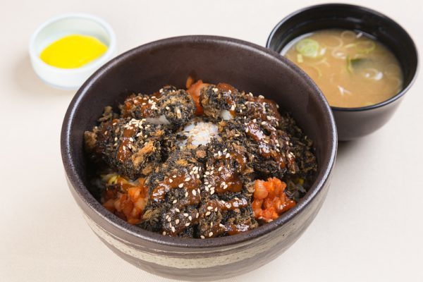  <strong>焼走り溶岩流　黒かつ丼</strong> 