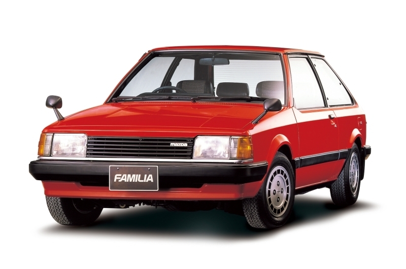 マツダSSサスペンション／駆動方式がFFに変更され、1980年に登場した5代目の「赤いファミリア」。リアにSSサスペンションが採用され操縦性も高評価