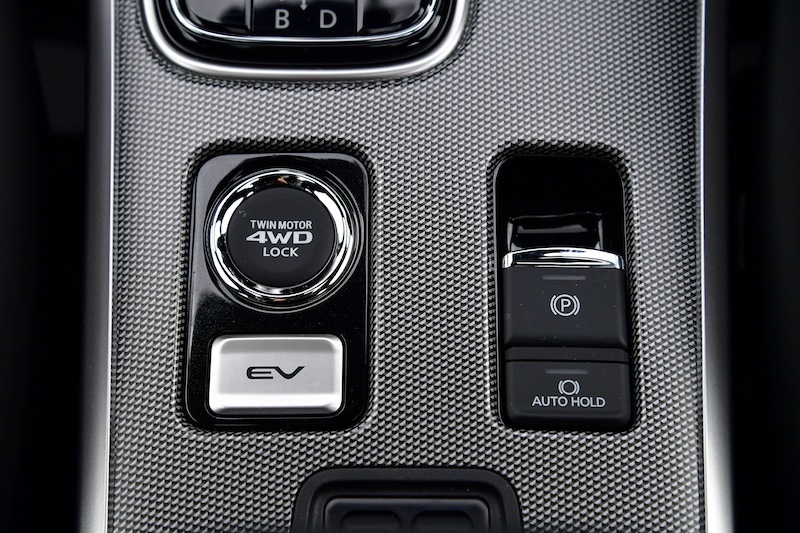 EVプライオリティモードはシルバーの「EV」ボタンを押すことで機能する。電力を優先してEV走行に割り当てる
 

