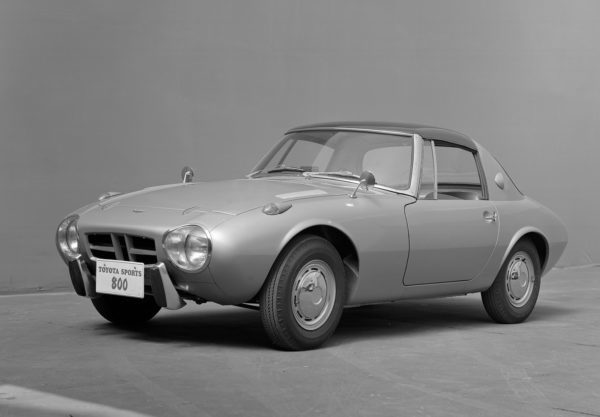 1965年／トヨタスポーツ800／空気抵抗を排した丸みを帯びたデザインは、世界のどこにも類を見ないもの。次ページのスバルR2と同じテイストを感じるはずだ。開発主査は伝説の人・長谷川龍雄氏