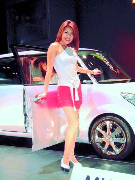 2007年の東京モーターショーでダイハツブースに立っていた菅谷さん。ちなみに後ろの写り込みはほかのモデルさんの顔です