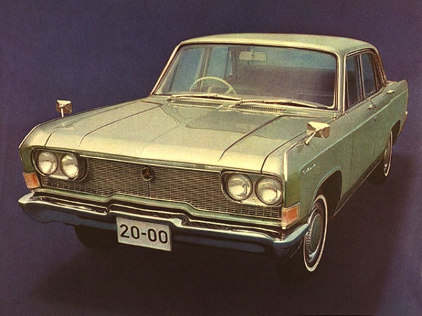 1964年／三菱デボネア初代／前後フェンダーの頂点にモールを配した独特なデザインは世界でも類を見ないものだった。その後1988年までこのスタイルのまま生産された