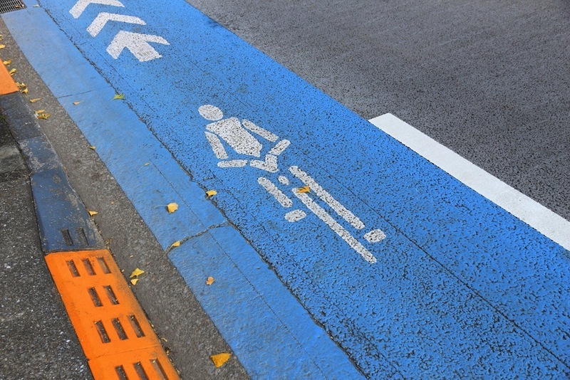 青色の道路標示。金属製の看板もしっかり確認しよう