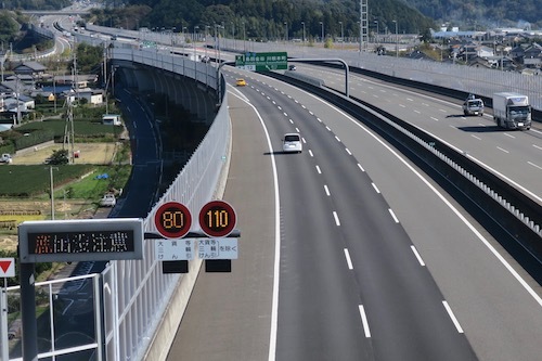 2017年11月1日より1年間、最高速度110km/hの試行が始まった新東名の新静岡IC-森掛川区間
