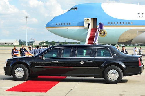 大統領専用車「ビースト」は世界中どこにでも移動する。後ろに見えるのは大統領専用機「エアフォースワン」