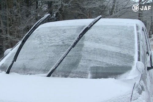 駐車場が日陰の場合、このように雪などでガラスが凍結したままのケースは多い。出典：JAF