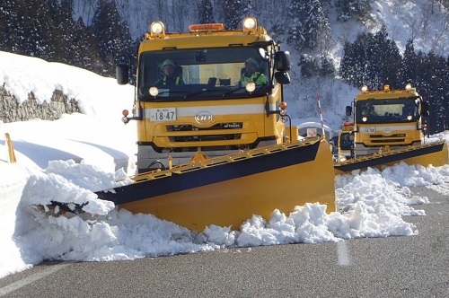 右車線の除雪車がかいた雪を、斜め後方にいる左車線の除雪車がかく。これで路肩に雪が除雪される