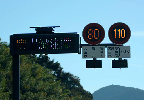 こちらが新東名に設置されている標識。高速道路での30㎞/hの速度差は想像よりも大きい。お互いの安全のために、大型トラックにはキープ・レフトを守ってもらいたい