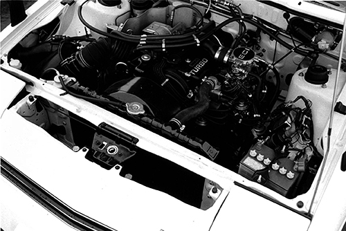 スタリオンのエンジン。Λと同じものだが後に175psにパワーアップされ、’84年には国産量産車初のインタークーラーターボが与えられ最高出力は200psまで伸びた