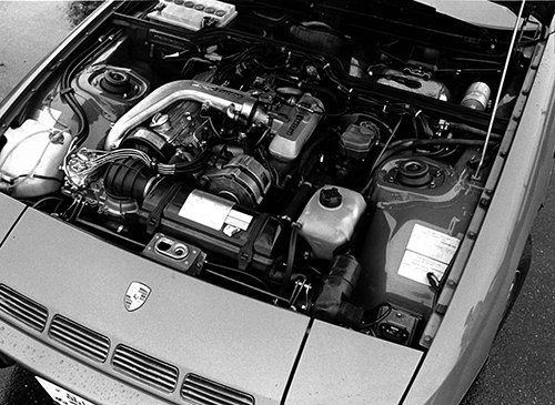 こちらは924ターボのエンジン。924ターボは1980年にラインアップされ、翌年すぐに150psから160psにパワーアップされている