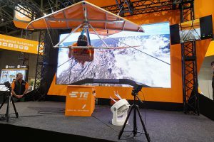 TE（タイコエレクトロニクスジャパン）が展示するVRハンググライダーのデモ。仮想現実で飛行体験を実現する。グライダーの姿勢制御などに使われるキーパーツをTE製品で構成