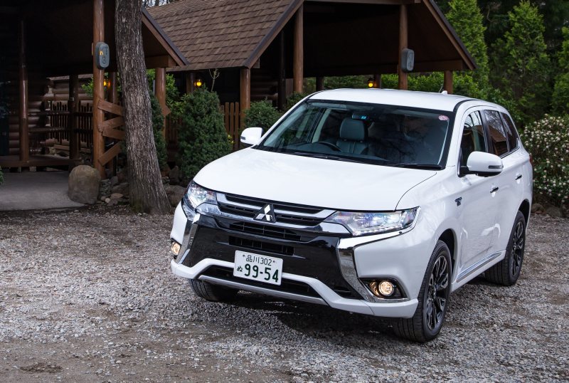 SUV界最高峰の最新技術を装備したアウトランダーPHEV。走行性能ももちろん◎