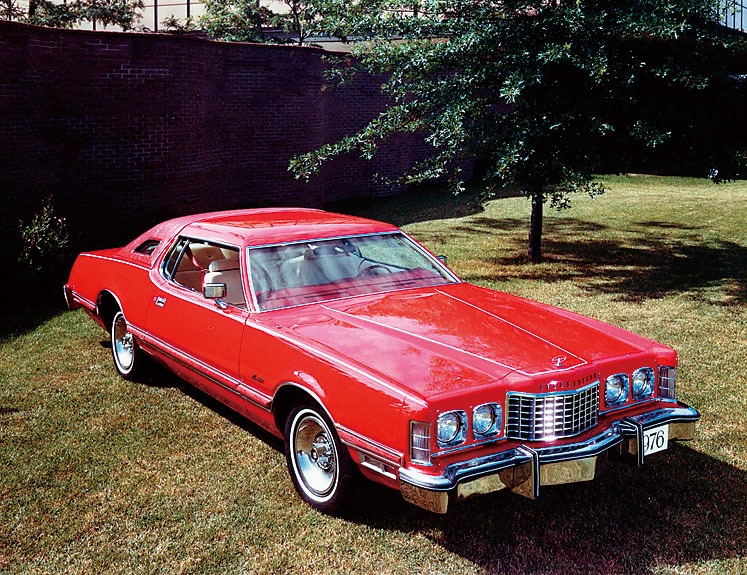 「フォード・サンダーバード」はアメリカ車を代表するモデルのひとつ。1955年から2005年まで50年間製造された。2代目や3代目は映画にも登場しサンダーバードの知名度アップに貢献。写真は6代目でシリーズ最大のモデル<br><br>