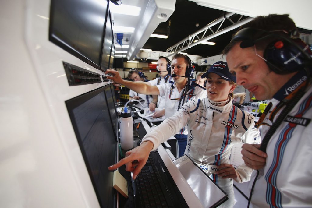 写真は、ウィリアムズF1チームの作業風景。現代F1では、このようにセッティングひとつ取っても、コンピュータとにらめっこしながら作業を行う。津川氏の現役メカニック時代とは、作業風景は様変わりした
