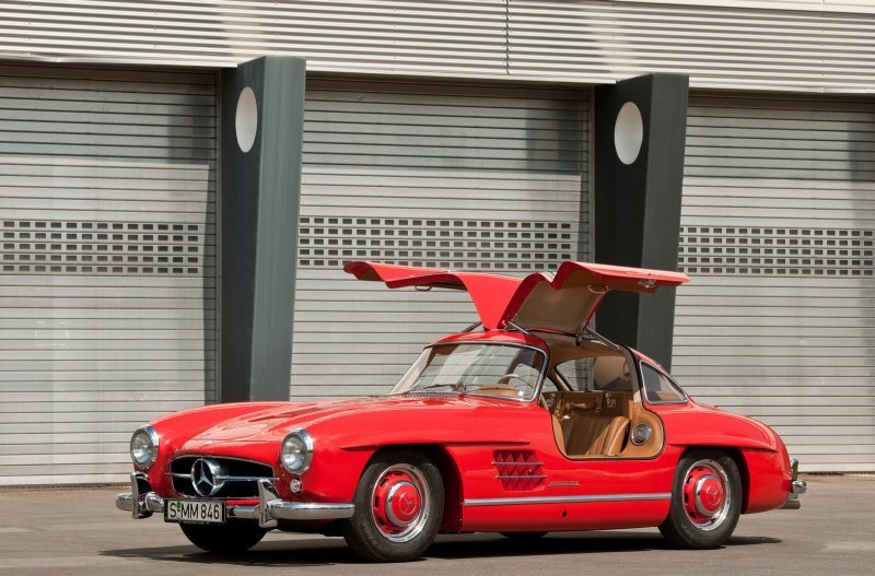 1950年代に、これだけのスポーツカーが出来上がっていたことを知ると、それ以降のクルマの進化とはいったい何だったのか、と自問するほかない。せいぜい、快適性と安全性と経済性だろうか。300SLを経験すると、今のドイツ車の凄さは当然だとわかり、どうあがいても同じ土俵での勝負は難しいという、冷徹な真実を思い知らされる