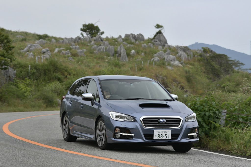 レヴォーグの1.6L水平対向4気筒ターボの最高出力は、170ps/25.5kgmというスペック。JC08モード燃費は17.6km/L。ちなみに2.5L水平対向4気筒NAエンジンを搭載するアウトバックのJC08モード燃費は14.6km/Lだ
