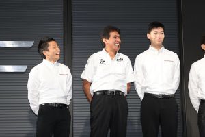 オートバックス・レーシング・チーム・アグリ陣営。左から野尻、監督の鈴木亜久里、そしてGT300から抜擢の小林