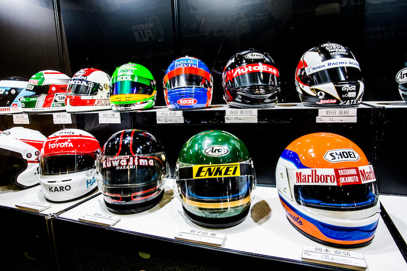 モータースポーツファンなら必見のレジェンドヘルメットを展示。<br>憧れのドライバーのもあるかも?　