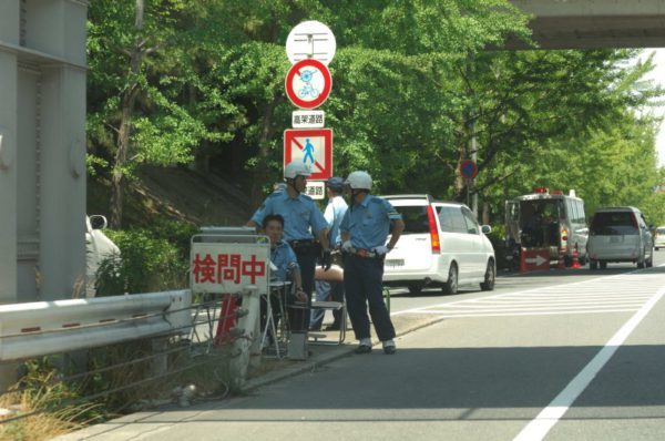 大阪の取り締まり風景。検問中とあるが、スピード違反を取り締まっているところ