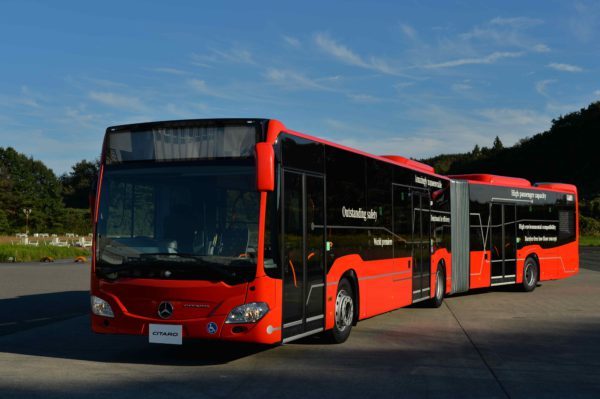 三菱ふそうが正式に国内導入販売を開始したメルセデス・ベンツ製の連節バス「シターロＧ」。80号では表＆裏表紙に全長18ｍのボディを掲載するという大胆なデザインが好評だった