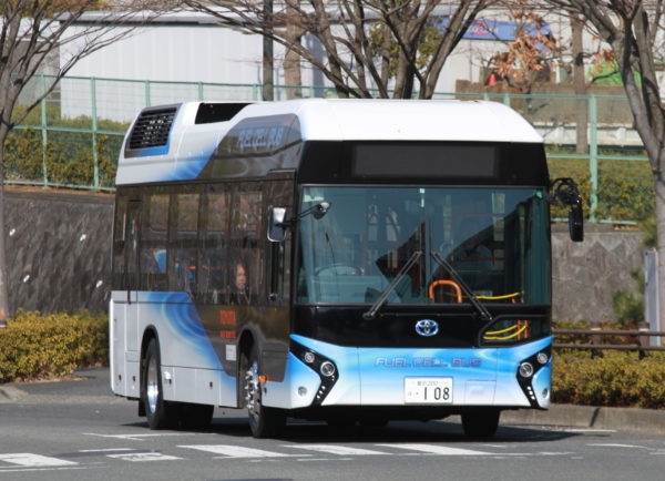 東京都交通局（都バス）が導入した燃料電池（ＦＣ）バスも公道試乗。信頼性のあるジャーナリストによるインプレッションは当然だが、編集スタッフも試乗してパワー感や操縦性、乗り心地など多角度から情報を発信している