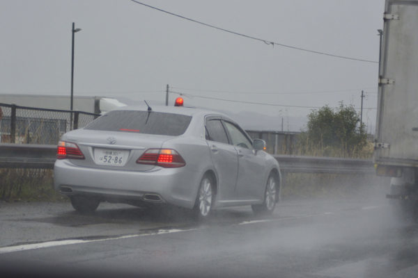 このような豪雨でも覆面パトカーは取り締まりを実施。特に速度規制が実施されるような天候状況では、安全確保の観点からもパトカーによる巡回頻度は増す