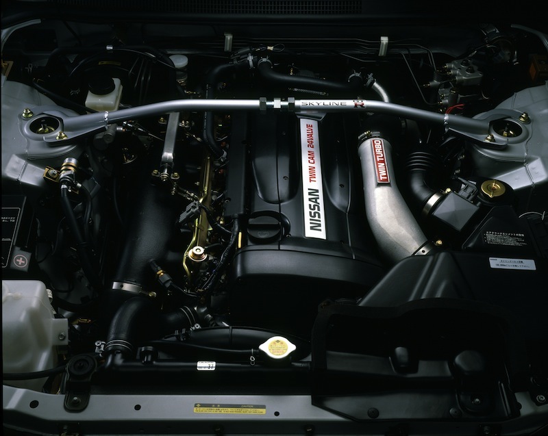 R32〜R34まで搭載されたRB26DETT。6連スロットルの採用や、感性に訴えるサウンドも魅力だった。R33のエンジンルームには純正でタワーバーがつく