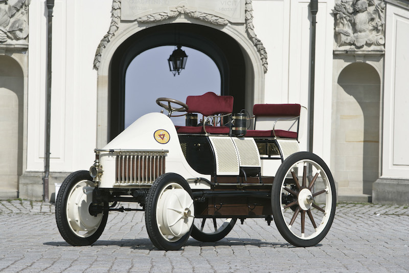 世界初のハイブリッド車ともいえる「ゼンバー・ヴィーヴァス」はポルシェ博士の発明だ
 
