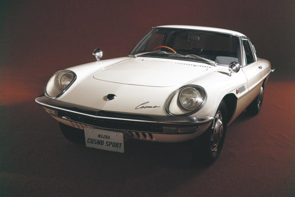 1967年に発売された初代コスモスポーツ（東京モーターショーに初出展されたのは1963年）。今見ても美しく、そのDNAは現代のマツダ車にも脈々と受け継がれている