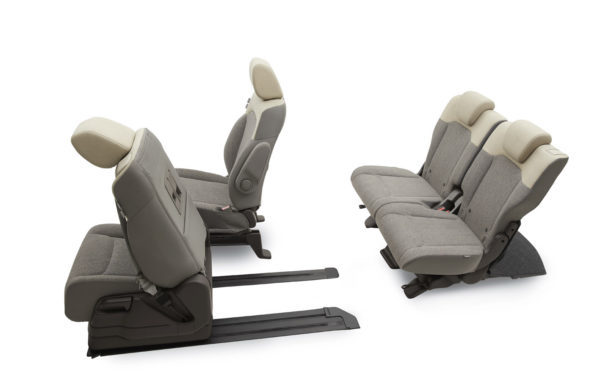 助手席側のシートにはスーパースライドシートを採用。内装やシートレイアウトの使い勝手もクラストップレベル