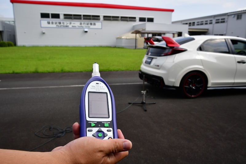 近接排気騒音検査の様子。車検場で行われるものと同じ試験だ