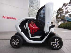 バイクのように前後(タンデム)に座る2人乗りのEVで、すでにルノー(仏)が今年から欧州で販売している「RENAULT TWIZY」と構成部品の99.9%が同じもの