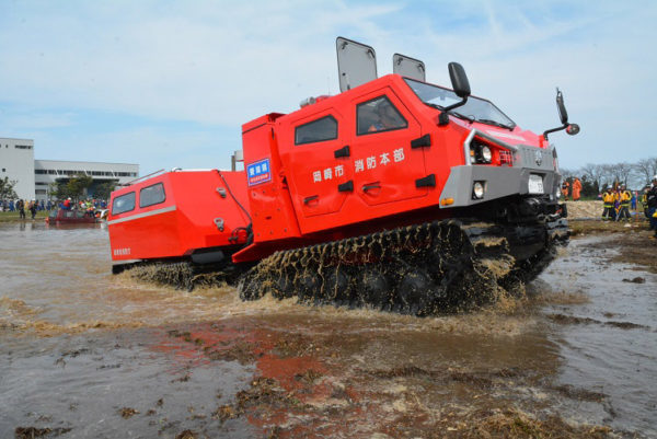 岡崎市消防本部が実施した訓練風景でのレッドサラマンダー。車体が浮くことのない無限軌道（クローラー）を採用しているため、1.2m以内の水深なら問題なく走行できる