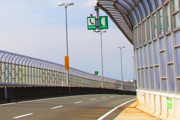 高速道路には『非常駐車帯』が存在する。非常電話が同じ場所に設置されているケースも多い。もしやむを得ず車を停める場合も、路側帯に停めるより格段にリスクが減る