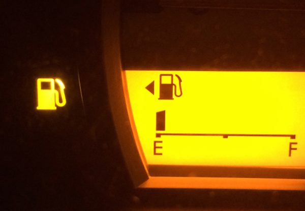 あなたのクルマは燃料警告灯がついてから何km走る？