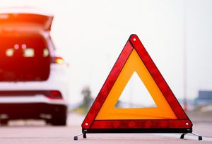 なぜ標準装備しない!?　三角表示板がオプション装備の理由